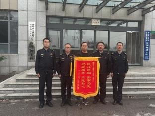 高速爆胎险追尾 交通执法解困境