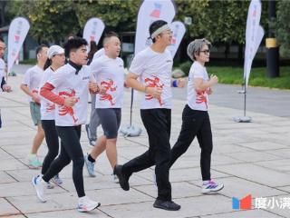 许飞亮相2025马博会度小满展位，现场唱响《西安人的歌》