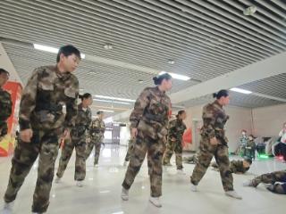“这是最好的国防课！”郑州地铁站里，孩子用舞步讲述戍边故事