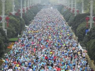 3.8万跑者畅跑西安！西马邂逅秦腔 古城活力全开