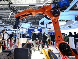 新闻纵深·聚焦2025中国国际数字经济博览会｜人工智能赋能产业升级“下半场”