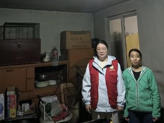 李营街道烟雾报警器进独住老人家，细微处藏着“暖心安全感”