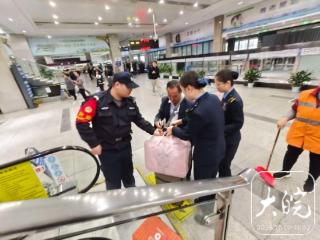 一名旅客乘电梯跌倒 民警迅速按下“停止键”