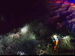 面包车意外滚落50米山沟 一车六人被困谷底 淄博消防上演“极限营救”