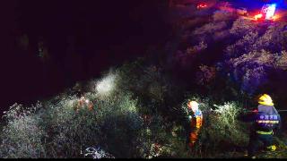 面包车意外滚落50米山沟 一车六人被困谷底 淄博消防上演“极限营救”