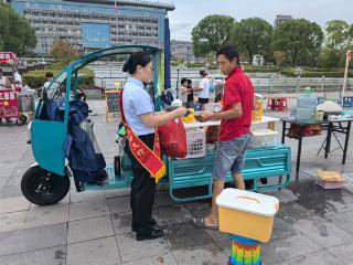 上饶银行横峰支行走进广场开展社保卡宣传活动 守护群众用卡权益