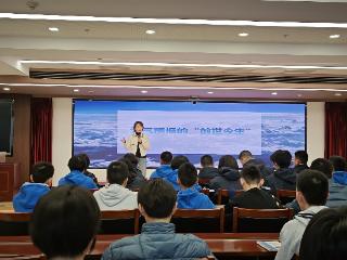 郑州八中学子走进气象局 探索天气奥秘