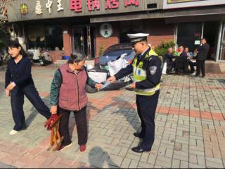 泰安交警城西大队深入辖区社区开展老年人交通安全警示教育