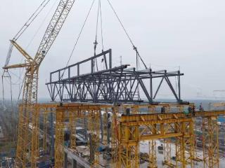 国内首例！津潍高铁东营南站钢屋盖滑移分块首吊成功