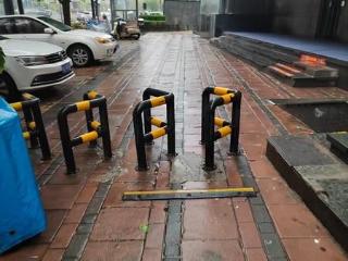 小8跑街|西安华城国际小区围挡“拦路” 轮椅婴儿车出入难