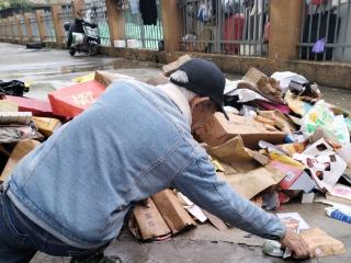 业主堆积装修垃圾 网格员协调清理