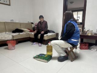 南苑街道欣锦苑社区开展“情暖重阳·网格助老”志愿服务活动