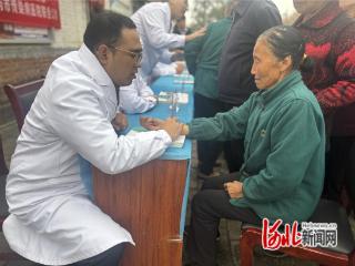 赤城县白草镇联合张家口市疾控中心等开展义诊活动
