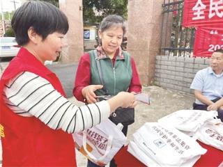 醴陵左权镇：赶集日摆摊讲安全