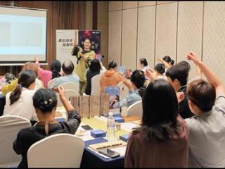 香韵流芳 珠系芳华 中荷人寿山东省分公司举办蜜丝会古法串珠活动