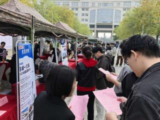 固安：双选会搭台 促毕业生精准就业