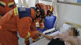 戒指“咬”手急坏大娘 长春消防一分钟巧解困 戒指“咬”手急坏大娘 长春消防一分钟巧解困