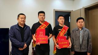 凡人善举点亮城市之光!青岛市即墨区授予胡伟鑫、盛祥展“见义勇为先进群体”荣誉称号(图1)