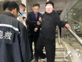 点赞！铁路人雨夜护航术后旅客
