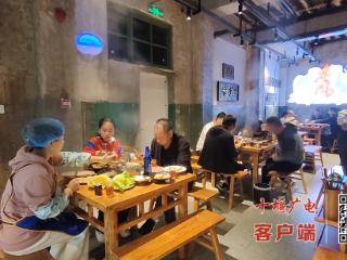 “车间”里涮火锅 原东风冰糕厂变身火锅小院
