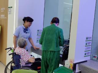邮储银行烟台分行：爱心陪“办”暖人心，金融服务显担当