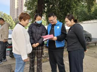 清晨播撒惜粮种子，网格员带动居民共护“粮心”