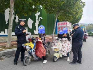 别让发型"封印"了你的安全！牡丹交警在线"催"你戴头盔