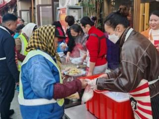 济宁太白湖新区许庄街道荷韵花园社区开展“爱心素食午餐”免费领取活动