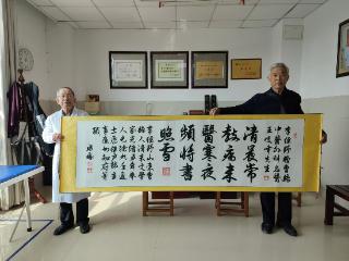 九旬患者家属赠字画致敬老党员医生：六十年坚守诠释医者仁心