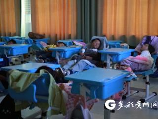 从“趴着”到“躺着” 绥阳第三实验小学1122套可躺式课桌椅投入使用