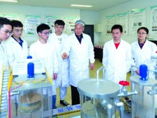 从“治水”到“治塑”，八旬院士的“绿色长征”