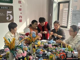 巧手织出“共富花”——枣庄市市中区龙山路街道：“妈妈岗”托起“家门口”幸福