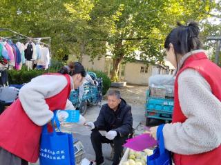 济南市莱芜区牛泉镇：反邪教宣传进大集 守护平安与和谐