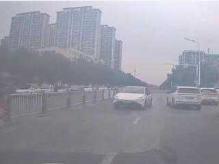 男子在快车道上驾车逆行 阜阳警方：罚200元扣3分