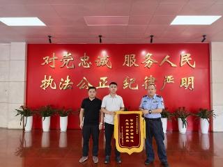 中建七局六公司深圳机荷高速改扩建项目获深圳交警石岩中队锦旗