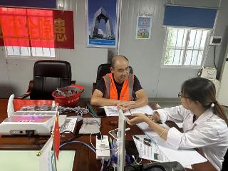 中建七局六公司南宁中瑞国润项目开展爱心义诊活动