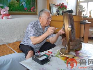 胶州八旬老兵张连炜：64载义务维修路 以初心续写雷锋故事