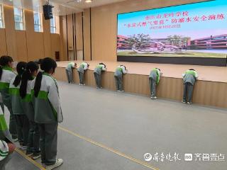 枣庄市龙吟学校开展“水盆式憋气窒息”防溺水安全演练