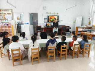东营市利津街道王庄幼儿园创意美术––秋天的白桦林