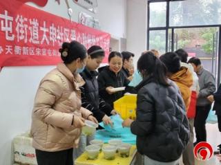 德州天衢新区宋官屯街道大申社区开展“爱心餐暖夕阳红”老年助餐活动