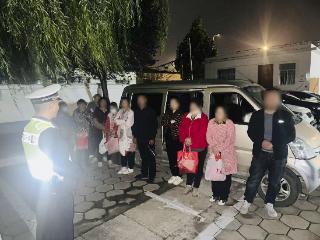 聊城市东昌府区交通管理大队接连查获两起面包车超员违法行为
