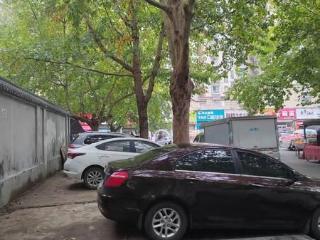 城事直通车|“人行道变“停车场” 早市扰民 地砖破损——记者 城管直击城市治理第一线