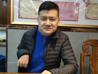 安徽一肢残男子苦练龙虾烹饪让人生逆袭