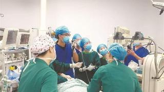 拳头大肿物压迫气管 阿姨整夜只能坐着睡 拳头大肿物压迫气管 阿姨整夜只能坐着睡