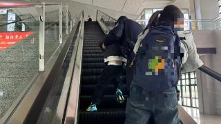 5秒紧急救援!太和东站民辅警扶梯旁救下后仰母子(图1)