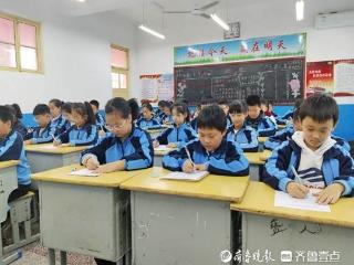 东昌府区新区小学开展硬笔书法比赛活动