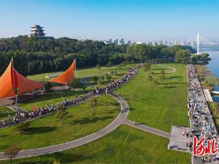 记者走基层｜绿道串起风景线 三万市民踏秋行