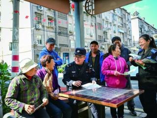 民警进小区宣传反诈知识