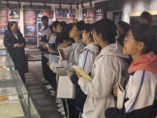 探寻伯箫文脉 传承文学精神 提升写作水平——济南市莱芜凤城高级中学举办吴伯箫故居研学实践活动暨莱芜区散文学会吴伯箫故居文学创作基地揭牌仪式
