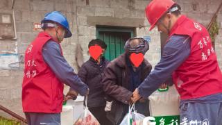 南方电网望谟供电局乐旺供电所到冗洞送温暖